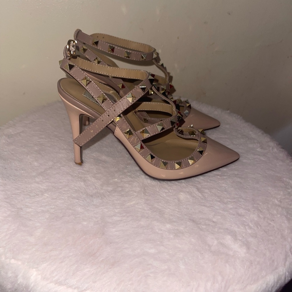 hello I'm selling these valentine shoes - Picture 2 of 4